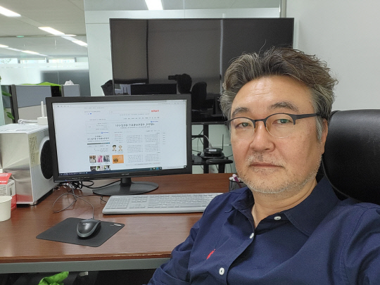 윤호상 미래모바일 대표가 포즈를 취하고 있다.